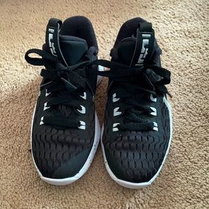 BOYS' NIKE LITTLE KID LEBRON WITNESS V